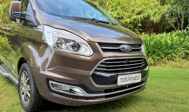 Ford Tour Neo xe của gia đình